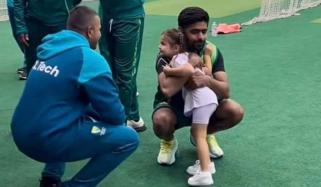 عثمان خواجہ کی بیٹی کی بابر اعظم کو گلے لگانے کی ویڈیو وائرل