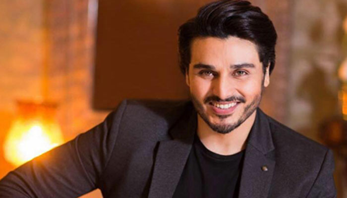 نئےسال کی سب کو مبارکباد، ملک کو امن، پیار اور اتحاد کی ضرورت ہے، اداکار احسن خان
