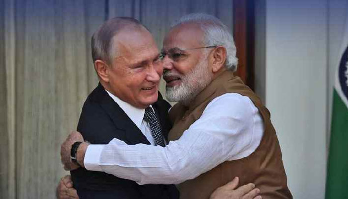 بھارتی وزیرِ اعظم نریندر مودی روسی صدر پیوٹن سے بغلگیر ہو رہے ہیں—تصویر بشکریہ غیر ملکی میڈیا
