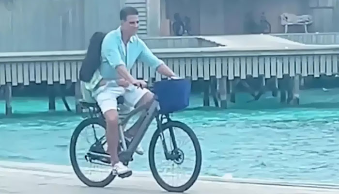 اکشے کمار کی بیٹی کے ساتھ مالدیپ میں سائیکلنگ کی ویڈیو