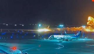 جاپان: ٹوکیو کے ایئرپورٹ سے اُڑان بھرتے ہوئے طیارے میں آگ لگ گئی