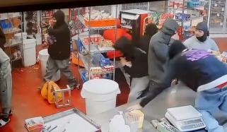 امریکا: سینکڑوں افراد بیکری میں گھس گئے، کھانا و نقد رقم لوٹ لی