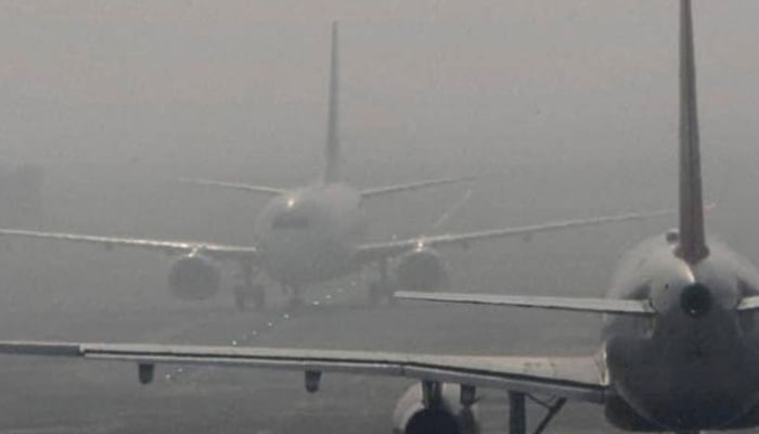 دھند کی شدت میں کمی کے باوجود اتوار کو 15 پروازیں منسوخ