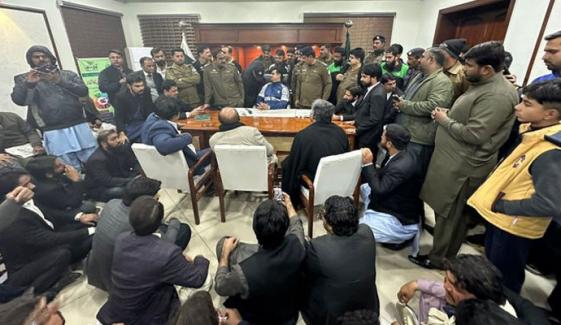 رحیم یار خان: ڈی سی اور ڈی آر او آفس میں PTI امیدوار زبردستی گھس گئے