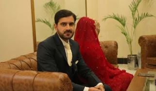 مظفرگڑھ: دولہا اور دلہن کا پولیس اسٹیشن میں فوٹو شوٹ