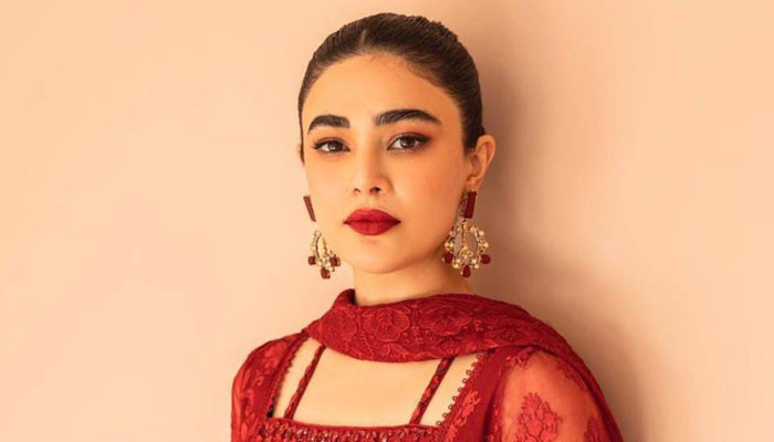 ہم کیوں مداحوں کے سامنے پرفیکٹ زندگی کی جھوٹی تصویر کشی کرتے ہیں؟ صحیفہ جبار خٹک
