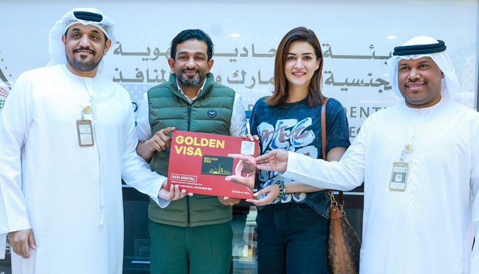 کیرتی سینن نے  گولڈن ویزا ای سی ایچ ڈیجیٹل کے سی ای او اقبال مارکونی سے وصول کیا۔