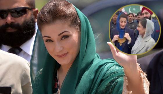 انتخابی مہم کے دوران مریم نواز کو ’سونے کا ہار‘ پہنا دیا گیا