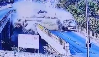 بھارت: ٹریفک حادثے میں 4 افراد ہلاک، ویڈیو بھی سامنے آگئی