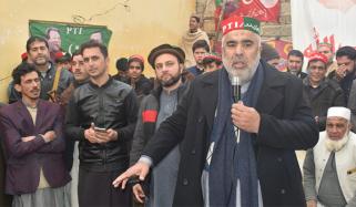 اسد قیصر جلسے کے دوران نوجوان کی بات پر غصے میں آگئے