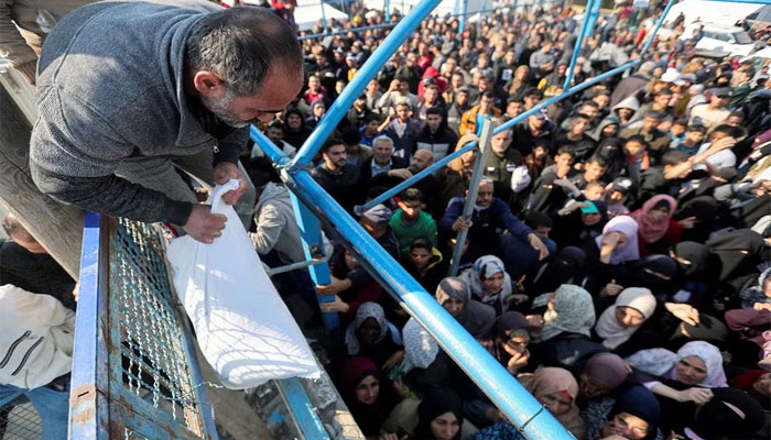 وحشیانہ اسرائیلی بمباری سے تباہ حال غزہ کی خواتین اور بچے انروا کی جانب سے ملنے والی امداد کے لیے ہزاروں کی تعداد میں موجود ہیں(تصویر سوشل میڈیا)۔