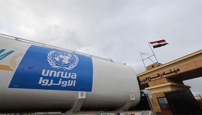 اقوام متحدہ کے امدادی ادارے کا ٹرک غزہ سے مصر جانیوالے رفحا کراسنگ سے گزر رہا ہے(تصویر سوشل میڈیا)۔