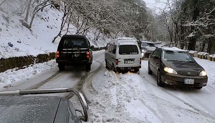 مری: برفباری میں پھنس جانے والی کراچی کی فیملی کو ریسکیو کرلیا گیا