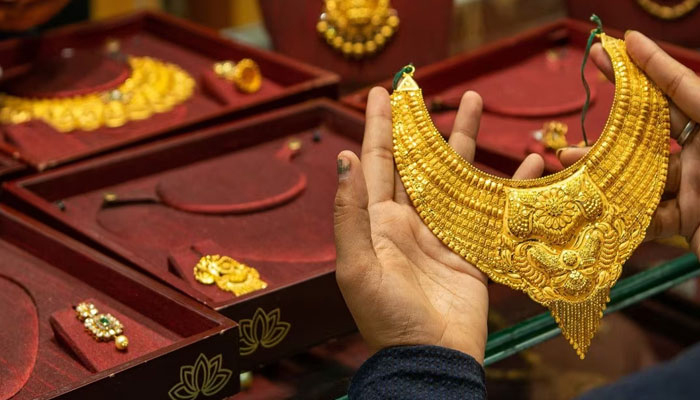 سونے کی فی تولہ قیمت میں 1700 روپے کمی