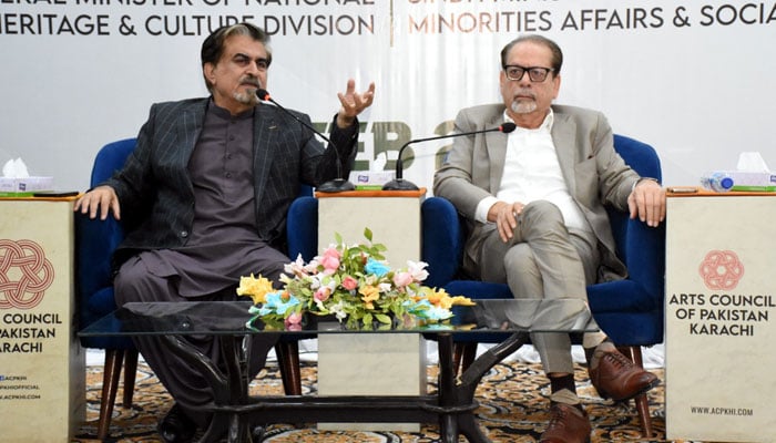 محمد احمد شاہ (دائیں) اور جمال شاہ (بائیں) میڈیا نمائندوں سے بات چیت کر رہے ہیں۔ - فوٹو: آرٹس کونسل کراچی