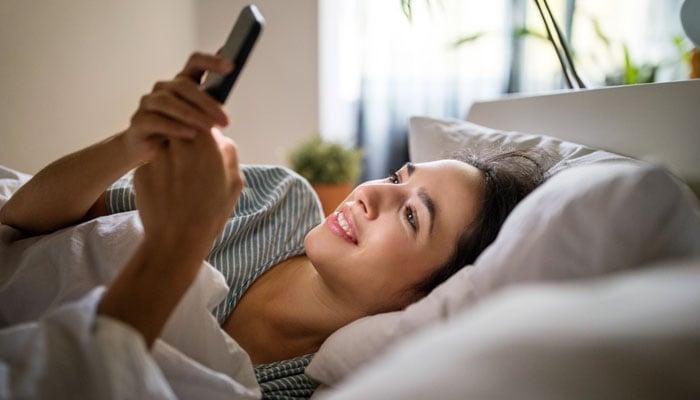 صبح اٹھتے ہی موبائل کا استعمال صحت کیلئے کتنا خطرناک؟