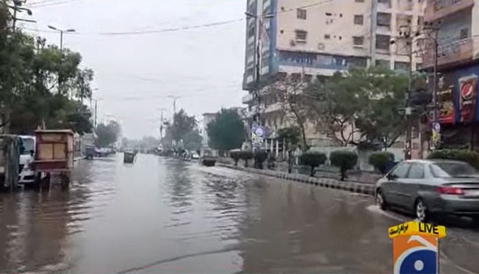 شاہ فیصل کالونی میں شمع شاپنگ سینٹر کے قریب اب بھی پانی موجود ہے—’جیو نیوز‘ گریب