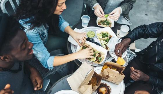 باہر کا کھانا کھانے کے بعد وزن کو بڑھنے سے کیسے روکا جاسکتا ہے؟