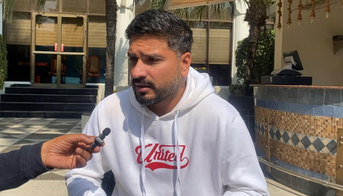 اسلام آباد یونائیٹڈ کے فاسٹ بولر رومان رئیس جیو نیوز سے گفتگو کرتے ہوئے