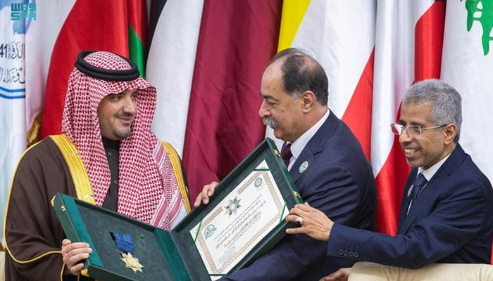 سعودی وزیر داخلہ شہزادہ عبدالعزیز بن سعود ایوارڈ لیتے ہوئے/ فوٹو بشکریہ عرب میڈیا