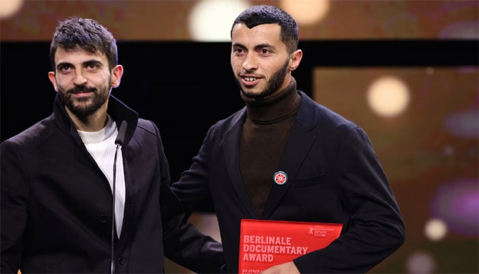 اسرائیلی صحافی یوول ابراہم (بائیں جانب) اپنے فلسطینی ساتھی باسل ادرا کے ساتھ برلن  فلم فیسٹول میں (تصویر سوشل میڈیا)۔