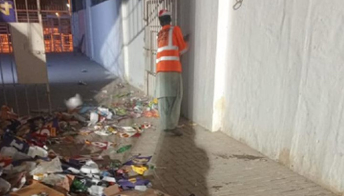 کراچی میں پی ایس ایل میچ، شائقین اسٹیڈیم میں کچرا چھوڑ گئے