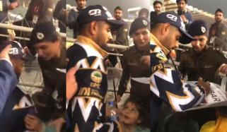  اے ایس پی شہر بانو نقوی کی بیٹی نے بابر اعظم سے آٹو گراف لے لیا