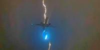 دورانِ پرواز جہاز پر آسمانی بجلی گرنے کے مناظر