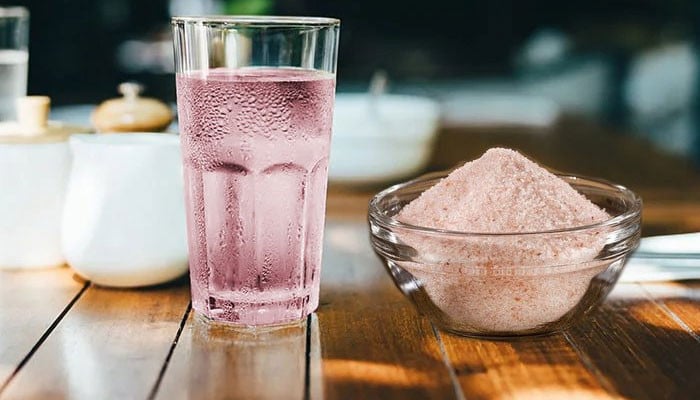 نہار منہ نمک ملا پانی پینے سے جسم میں کیا تبدیلیاں آتی ہیں؟