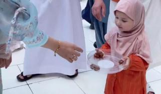 ننھی بچی کی مسجد الحرام میں کھجوریں تقسیم کرتے ہوئے ویڈیو وائرل
