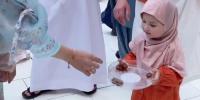 ننھی بچی کی مسجد الحرام میں کھجوریں تقسیم کرتے ہوئے ویڈیو وائرل
