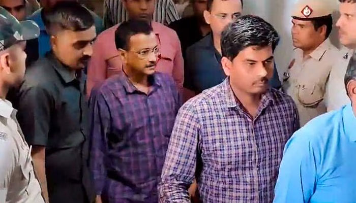 دلی کے گرفتار وزیر اعلیٰ اروند کیجریوال کو جمعہ کو عدالت میں لایا جا رہا ہے۔(تصویر سوشل میڈیا)۔