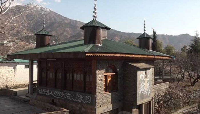 سوات میں دیار کی قیمتی لکڑی سے تیار کی گئی مسجد ــــ فوٹو بشکریہ سوشل میڈیا