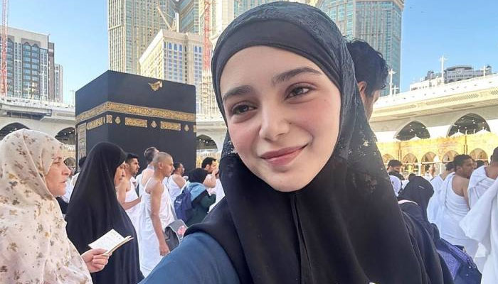 Aima Baig embarks on her first Umrah journey to Mecca: See