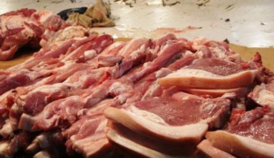 پشاور میں مضرِ صحت گوشت تلف کرنے کا انوکھا طریقہ سامنے آگیا
