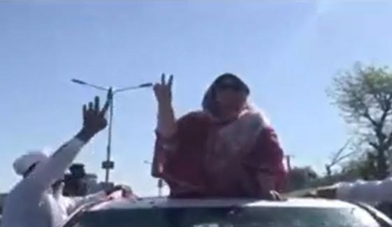 ایم این اے شازیہ فرید کی آمد پر ڈالرز، یورو سے استقبال