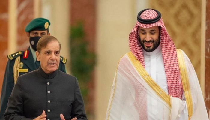 سعودی عرب کے ولی عہد شہزادہ محمد بن سلمان اور وزیرِ اعظم پاکستان شہباز شریف—فائل فوٹو
