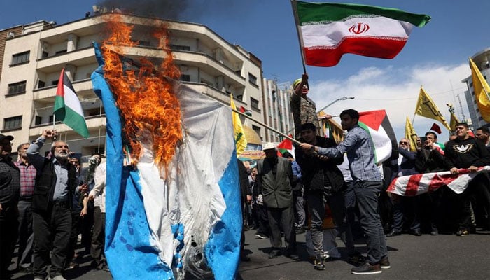 ایران میں ہوئے مظاہرے میں اسرائیلی پرچم نذرِ آتش کیا گیا—تصویر بشکریہ غیر ملکی میڈیا