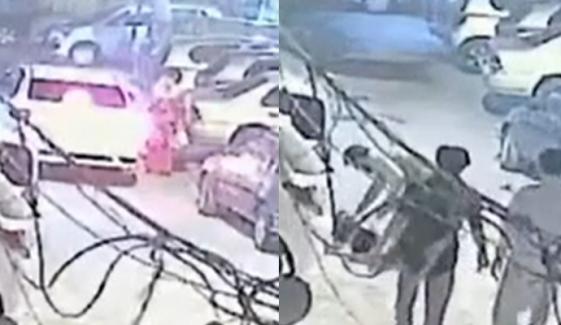 کراچی: ڈاکو نے پرس چھینتے ہوئے خاتون کو گرا دیا، ویڈیو آ گئی