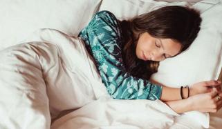 موسم گرما میں وزن کم کرنے کیلئے پرسکون نیند سونا ضروری ہے: جانیے کیوں؟