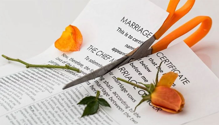لا فرم نے حادثاتی طور پر غلط جوڑے کی طلاق کروادی