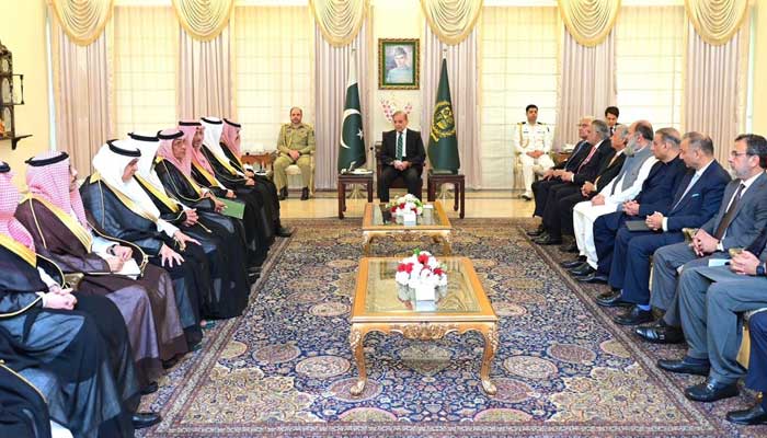 سعودی وفد کی وزیراعظم شہباز شریف سے ملاقات کا ایک منظر۔ فوٹو: بشکریہ پی آئی ڈی