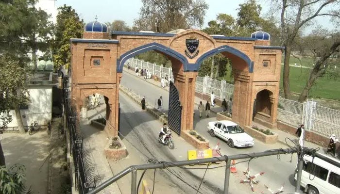جامعہ پشاور کے شعبہ صحافت سے چور بجلی کی مین ٹرانسمیشن لائن کاٹ کر لے گئے