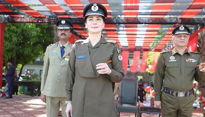 وزیرِ اعلیٰ پنجاب مریم نواز نے لاہور میں خواتین پولیس کی پاسنگ آؤٹ پریڈ میں پولیس یونیفارم پہن کر شرکت کی—فائل فوٹو