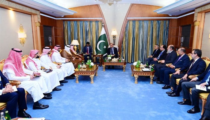 وزیراعظم شہباز شریف سعودی وزرا سے ریاض میں ملاقات کر رہے ہیں(تصویر سوشل میڈیا)۔