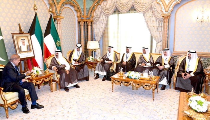 وزیر اعظم کی امیر کویت سے ملاقات، دوطرفہ اقتصادی سمیت دیگر امور پر گفتگو