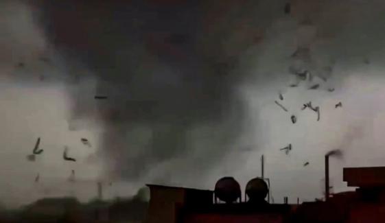 چین: ہوا کے بگولے نے تباہی مچا دی، 5 افراد ہلاک