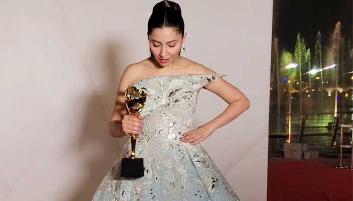 Mahira Khan honored with 'Artist In Fashion' award at 4th Emigala in Dubai