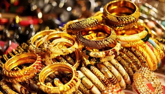 Gold became cheaper by Rs 900 per tola today