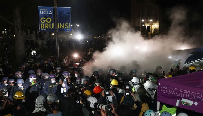 کیلی فورنیا یونیورسٹی میں پولیس ایکشن کے دوران طلبہ پر شیلنگ کا ایک منظر(تصویر سوشل میڈیا)۔